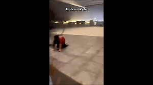 (影) 狂風把人吹著跑! 「薇帕」對廣東、港、澳帶來嚴重災情 深圳外送員慘死