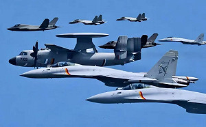 殲-35正式入列！機翼上畫「飛鯊」圖騰 中國海軍艦載機編隊飛行畫面公開