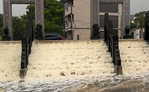 金門暴雨成災！午後強降雨「街道變汪洋  階梯成瀑布」