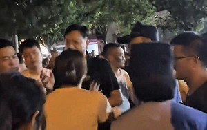 (影) 受害了還不准說! 甘肅幼兒園鉛中毒家長堵路抗議 遭警暴力鎮壓抓捕