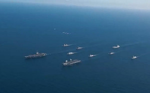 (影) 對抗中國野心! 「護身軍刀」美英航母同框亮眼、美菲「雷霆對抗」南海聯飛