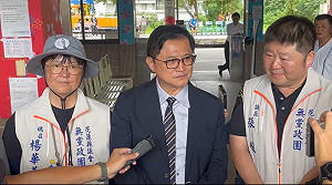 （影）表態支持罷免傅崐萁後首次！ 童子賢今陪花蓮議長車掃   喊政治不難只要良心 