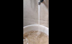 (影) 中國汙水連環爆! 繼杭州變「便」州後 多省爆糞水 湖南居民上街抗議遭鎮壓