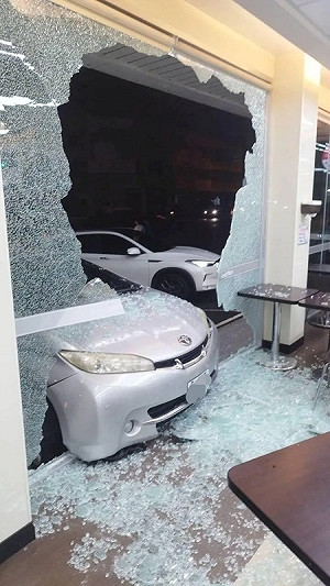 南投超商連2年遭暴衝車輛襲擊！網驚：全家變成得來速