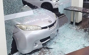 南投超商連2年遭暴衝車輛襲擊！網驚：全家變成得來速