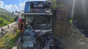 新北重大車禍釀1死逾10人傷！ 國光客運與砂石車對撞「車頭全毀」