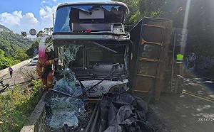 新北重大車禍釀1死逾10人傷！ 國光客運與砂石車對撞「車頭全毀」