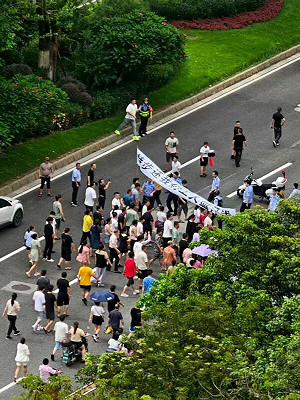 (影) 血汗中國！中央嚴懲惡意欠薪遭漠視 工人躺馬路堵車道 討薪怒火全國引爆