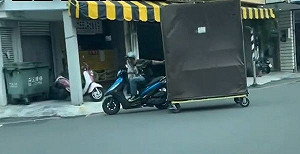 表演特技？單手騎車還拖大型攤車 警方：最高開罰3.6萬吊扣牌照！