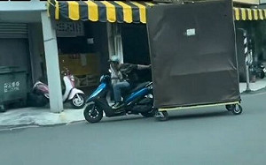 表演特技？單手騎車還拖大型攤車 警方：最高開罰3.6萬吊扣牌照！