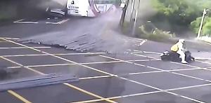 (影)萬里國光客運車禍1死14傷 監視器畫面曝光！