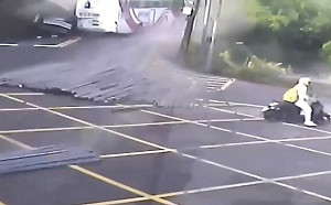 (影)萬里國光客運車禍1死14傷 監視器畫面曝光！