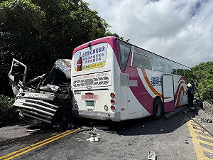 萬里車禍貨車司機傷重　客運司機肋骨骨折4、5根