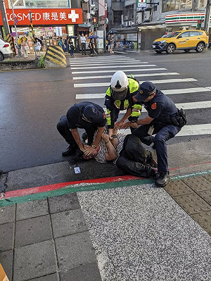 「文山退葆」又傳志工街頭遇襲 警迅速壓制逮捕嫌犯