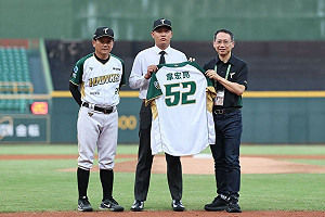 選秀狀元韋宏亮披雄鷹52號戰袍　簽約金570萬元