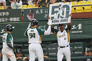 魔鷹重返球場敲2分砲　達成中職生涯50轟里程碑