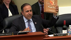 美議員秀「自由鳳梨酥」 籲攜手澳台日抗中經濟脅迫