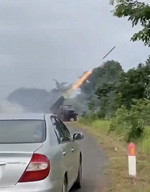 (影) 泰柬凌晨又3度交火! 中製武器上戰場 柬用火箭砲狂轟 洪森「信任錄音」引泰震怒