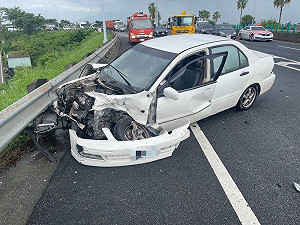 (影)高齡駕駛又出包！85歲老翁「高速公路迴轉」後車閃不及猛撞車頭全毀