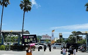 獨家》「接機超人」全台開花！花東民眾高舉標語：歡迎罷免超人回家