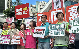 民進黨團站路口宣傳「大台中，我同意」 何欣純聲援：下架不適任立委