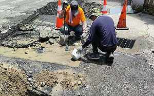 彰化施工挖破管線瓦斯噴洩！消防隊急噴水1小時防爆
