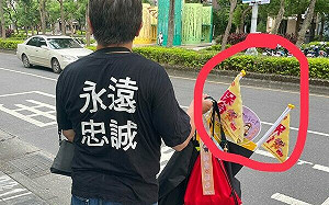 攜挺罷免扇子搭捷運遭保全質疑「有爭議」！網友痛批「針對」 北捷回應了