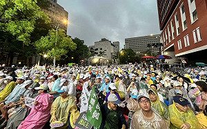直擊》罷前之夜！為民主守夜 罷團晚會人潮漸漫到中山南路