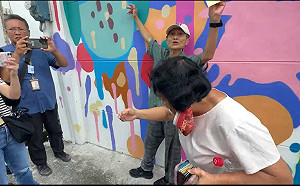 花蓮葉霸投票爆插曲 遭婦人攔阻一度僵持