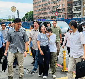 「妳投完沒？」蕭美琴一句話讓蘇巧慧笑翻：今天我不用投！