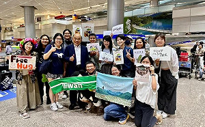 僑民搭機返台投罷免票　網友接機力挺「勇敢的台灣囡仔」接到「她」！ 