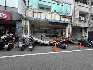 台中太平中醫診所招牌掉落  砸6機車無人傷