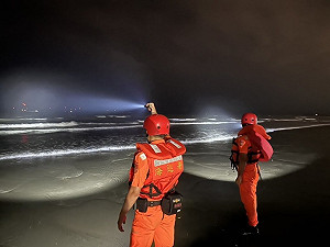 竹南鎮沙灘少年26日戲水遭浪捲走  海巡持續搜救