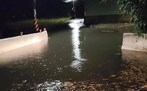豪雨不斷又逢海水滿潮 台中一度淹水停電