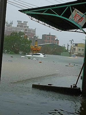 豪大雨狂炸嘉義！水淹半車高   網嘲「戶外泳池經常開放」