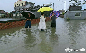台南後壁大淹水水深近腰停班停課  消防局協助撤離受困災民