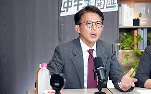 館長對中態度髮夾彎？ 黃國昌暖心辯護：他是商人、非政治人物