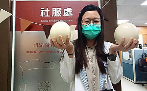 本日最溫馨！社工陪截肢阿北半年 竟收「最重厚禮」3公斤鴕鳥巨蛋