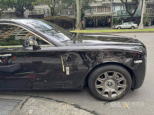 北市78歲翁駕勞斯萊斯　與單車碰撞後又撞路樹