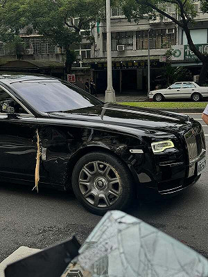 78歲老翁駕勞斯萊斯擦撞單車！少年PO網分享被調侃「錯失致富機會」