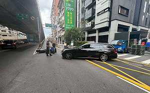 74歲翁駕賓士撞上機車！竟需輪椅才能下車察看 民眾傻眼PO網