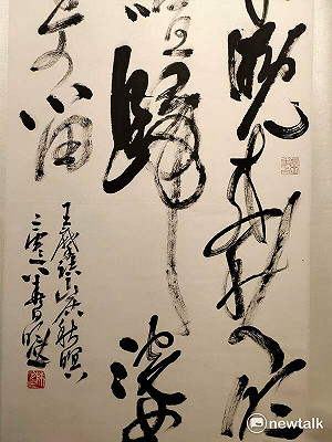 陳明德捨墊布在原木桌面上揮毫  成就「鐵板燒書法」「神桌書法」雅趣