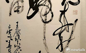 陳明德捨墊布在原木桌面上揮毫  成就「鐵板燒書法」「神桌書法」雅趣