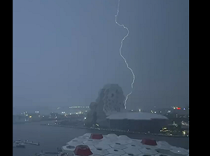 雷神開趴 高雄大雨伴隨閃電狂炸!網友直呼「別再亂發誓了」