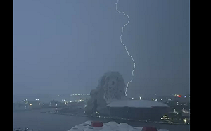 雷神開趴 高雄大雨伴隨閃電狂炸！網友直呼「別再亂發誓了」
