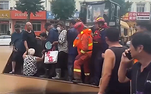 (影) 北京強降雨釀30死! 鏟車英雄救出80人 疑水庫洩洪闖禍 密雲村自組救援小組