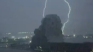 高雄整晚電閃雷鳴原因找到了！氣象專家揭「這現象」導致大面積雷暴