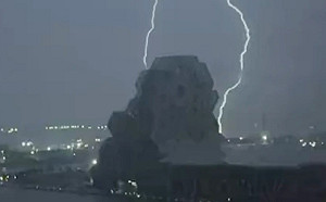 高雄整晚電閃雷鳴原因找到了！氣象專家揭「這現象」導致大面積雷暴