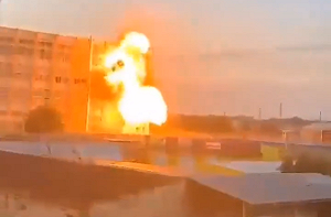 (影) 烏軍全殲進犯縱隊！坦克直轟俄新型裝甲車 蘇梅地區金德拉蒂夫卡再收復