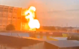 (影) 烏軍全殲進犯縱隊！坦克直轟俄新型裝甲車 蘇梅地區金德拉蒂夫卡再收復